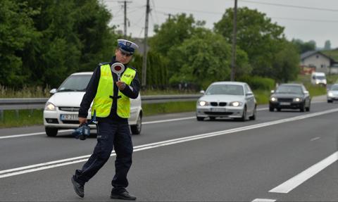 Dożywotni zakaz, alkohol i... wolność. Sąd znowu wypuścił drogowego recydywistę