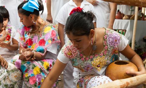 Meksyk oskarża znane marki odzieżowe o kopiowanie bluzek wyszywanych przez Majów