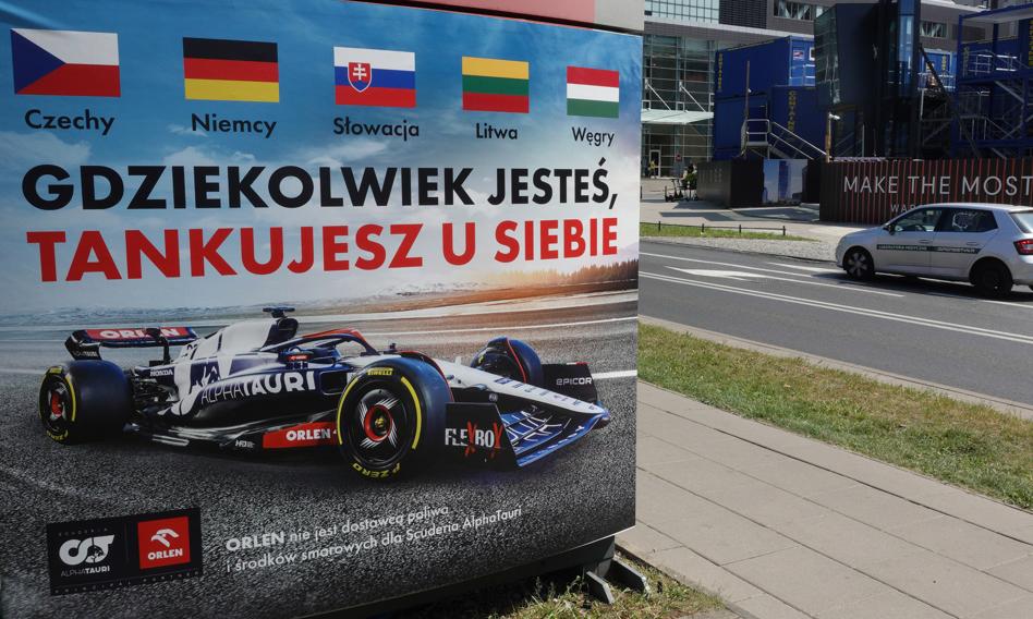 „Przedwyborcza” promocja na Orlenie. Ceny paliw w Polsce rozjechały się ze światowymi