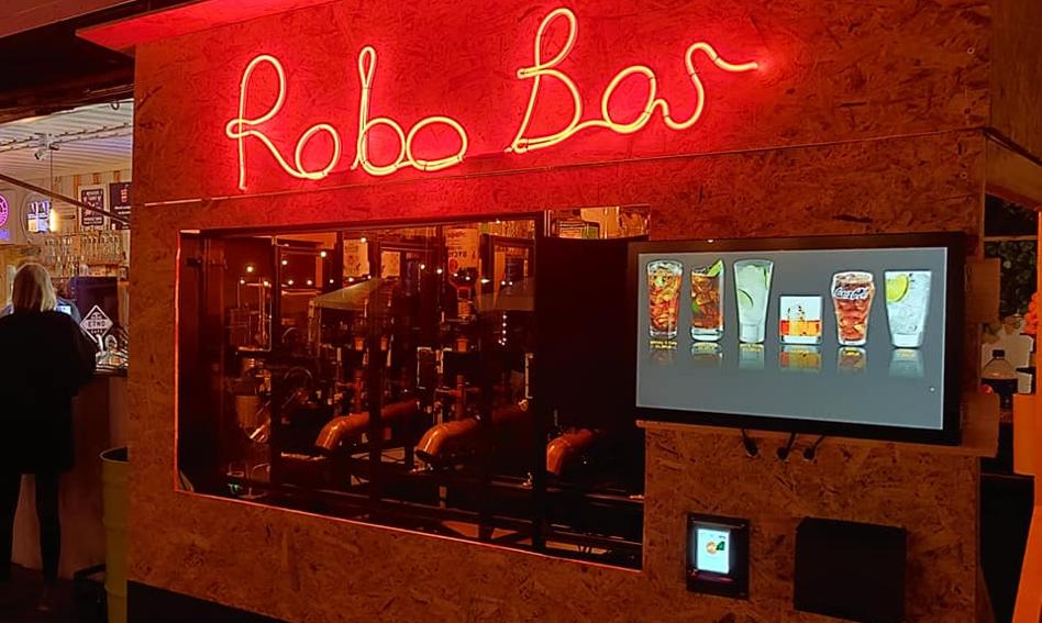 Polska firma opracowała robota do mieszania drinków. &quot;Pozycja barmanów nie jest na razie zagrożona&quot;