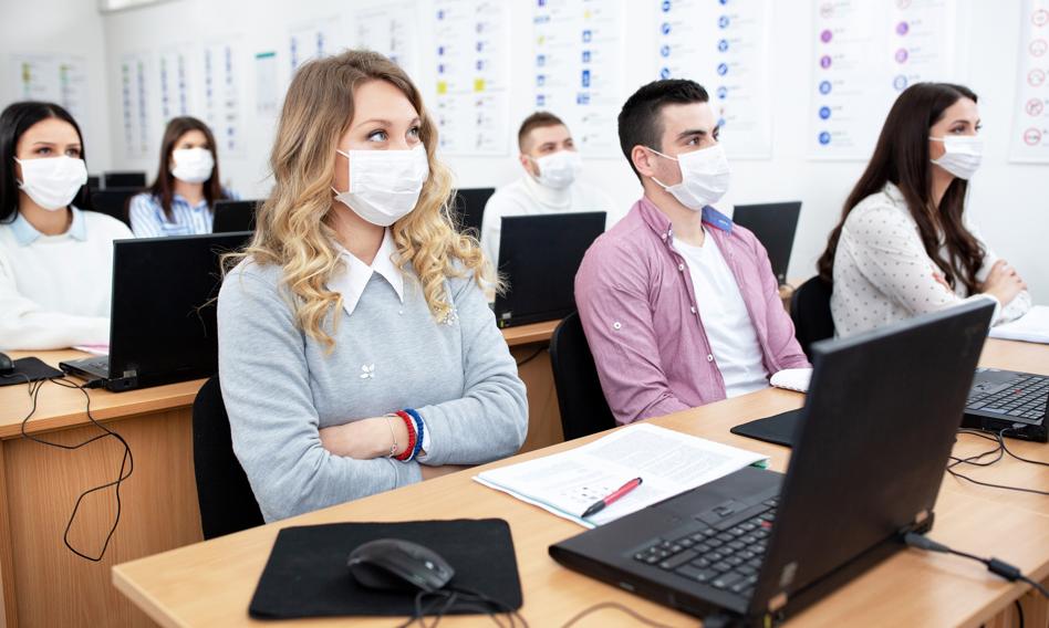Badanie: Coraz więcej studentów mieszka u rodziny i znajomych