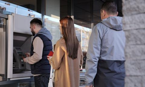 Nie przepłacaj za wypłaty z konta. W tych bankach Euronet i PlanetCash są za 0 zł