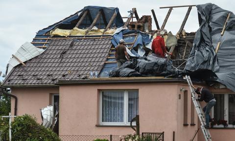 Rekordowe zyski ubezpieczycieli. "Coraz mniejsza część składki wraca do klientów w formie świadczeń"