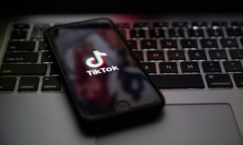 Brytyjska sieć BBC wzywa pracowników do usunięcia TikToka
