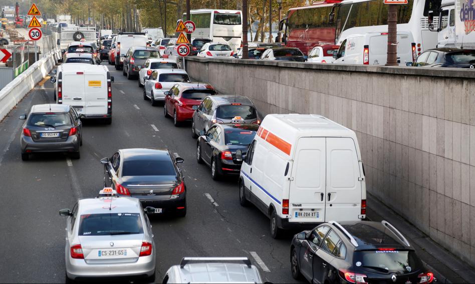 Wzrost ruchu na drogach i korki w Paryżu na kilka godzin przed lockdownem