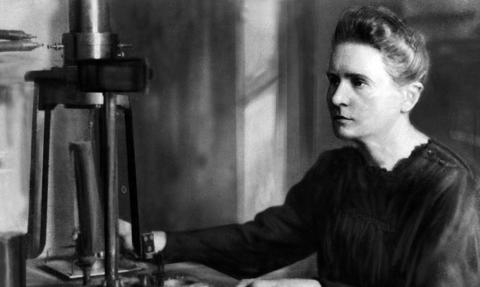 Maria Skłodowska-Curie na wieży Eiffla. 72 kobiety dołączą do panteonu nauki