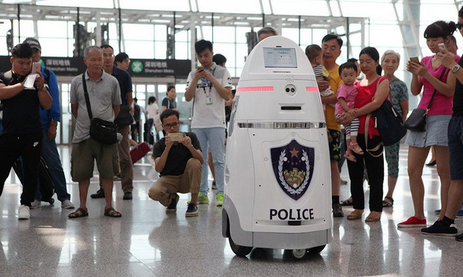 Chiny: na lotnisku w Shenzhen bezpieczeństwa pilnują roboty