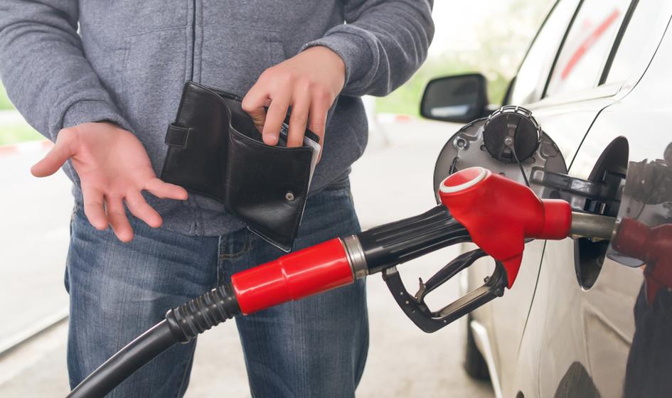 Paliwa: podwyżki przed obniżką. Kierowcy czekają na ścięcie VAT-u