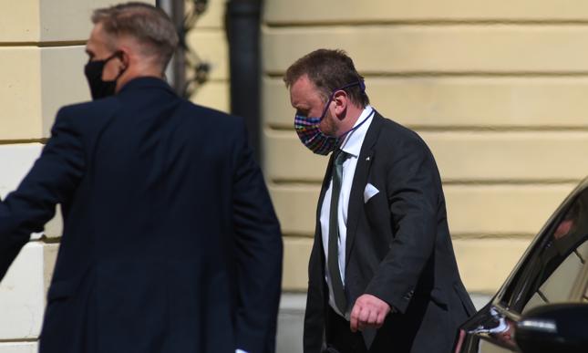 Resort zdrowia też przepłacił za maseczki. Zarobił przyjaciel rodziny ministra