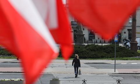 NBP publikuje prognozy: Inflacja w celu, stabilizacja PKB i stopy bezrobocia do 2028 roku