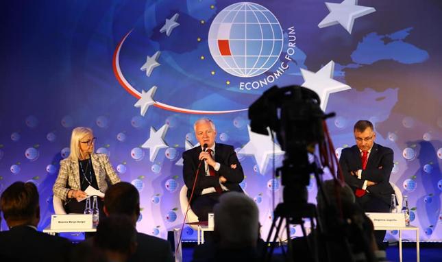 Bożena Borys-Szopa - minister rodziny, pracy i polityki społecznej, Jarosław Gowin - wicepremier oraz Zbigniew Jagiełło - prezes PKO BP podczas debaty nt. atrakcyjności polskiego rynku dla powracających z emigracji, Forum Ekonomiczne w Krynicy 2019