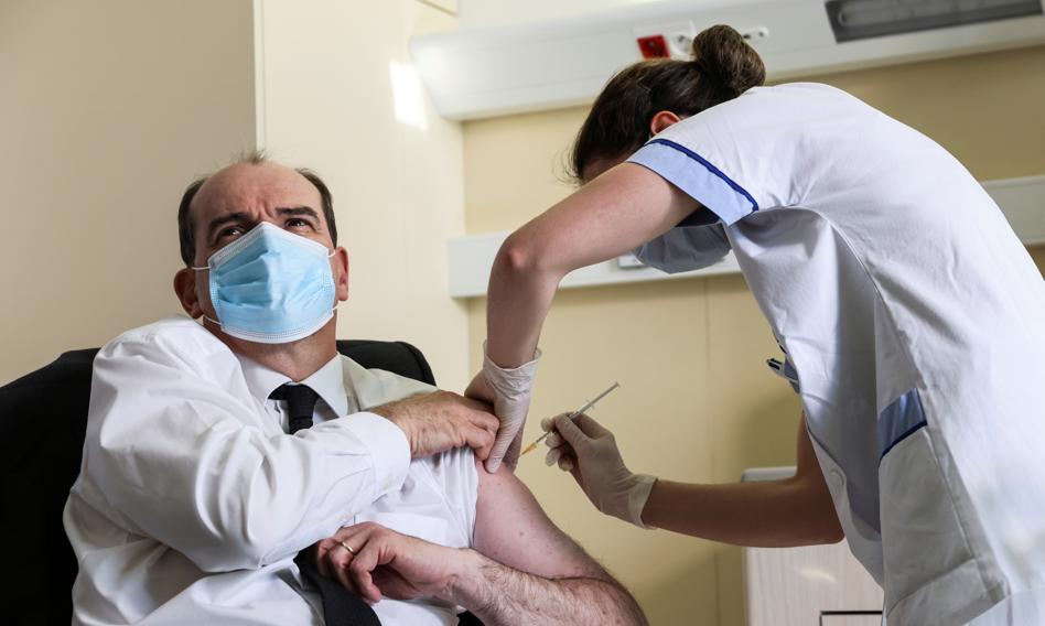 W świetle kamer premier Francji zaszczepił się preparatem AstraZeneca