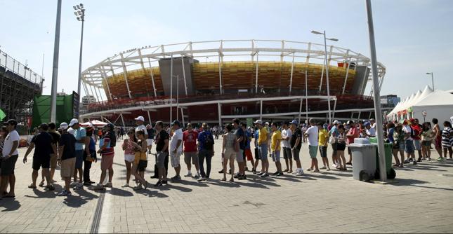 Rio 2016: kibice ustawiają się w kolejce po piwo w kolekcjonerskich kubkach