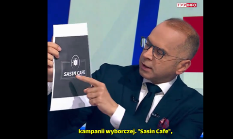 Szczerba pokazał w TVP "lewe" faktury na gadżety wyborcze PiS. 1,2 mln zł m.in. na kubki z logo „Sasin Cafe”