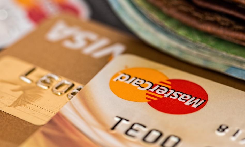 KE: firmy oferujące karty kredytowe mają ostrzegać klientów przed niekorzystnymi umowami