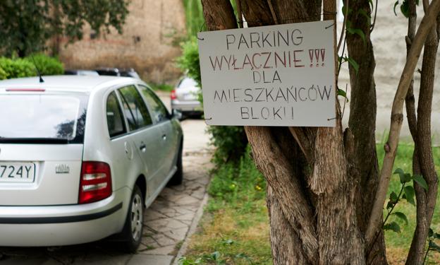 Parkingowy horror Polaków. Miejsca postojowe i garaże pilnie poszukiwane - stawki sięgają nawet 280 tys. zł
