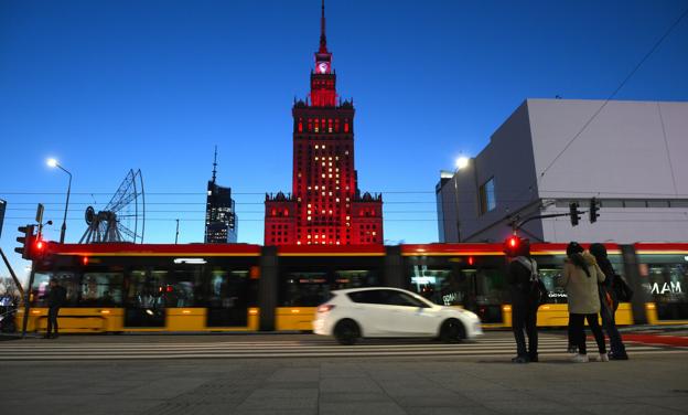 Połowa pracowników zarabiała mniej niż 5270 zł na rękę