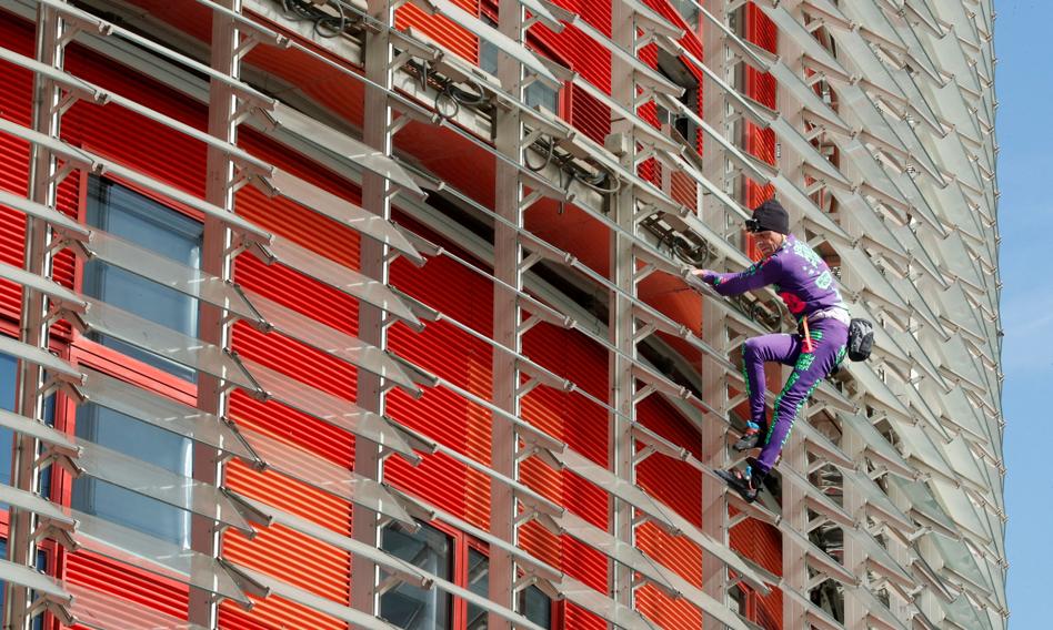 "Francuski Spider-Man" wspiął się na paryski wieżowiec w proteście przeciwko przepustkom covidowym