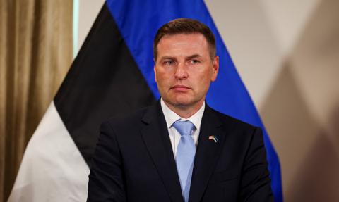 Minister obrony na wakacjach... w Dubaju. Nie chciał stracić pieniędzy na hotel