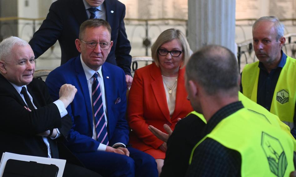 Posłowie PiS Robert Telus i Anna Gembicka dołączyli na noc do rolników strajkujących w Sejmie