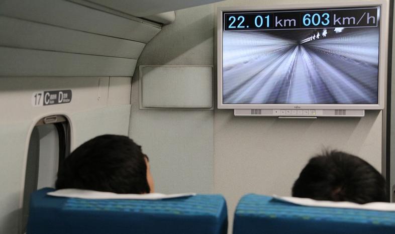 Japoński pociąg pędzi ponad 600 km/h