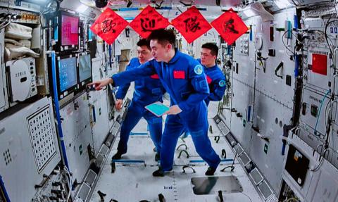 Tajkonauci z chińskiej misji Shenzhou-18 wrócili na Ziemię