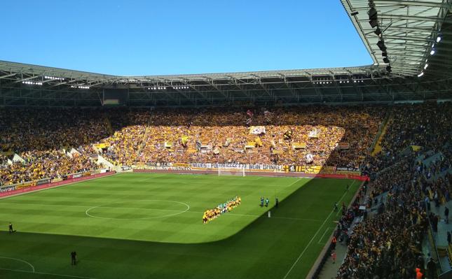 Choć groundhopping narodził się w Anglii, to jest on bardzo popularny również w Niemczech. Korzystają na tym kluby, bowiem za naszą zachodnią granicą nikogo nie dziwi konieczność zapłacenia 5 euro za mecz 7. ligi. W Polsce opłaty w niższych ligach to rzadkość. Na zdjęciu stadion Dynama Drezno
