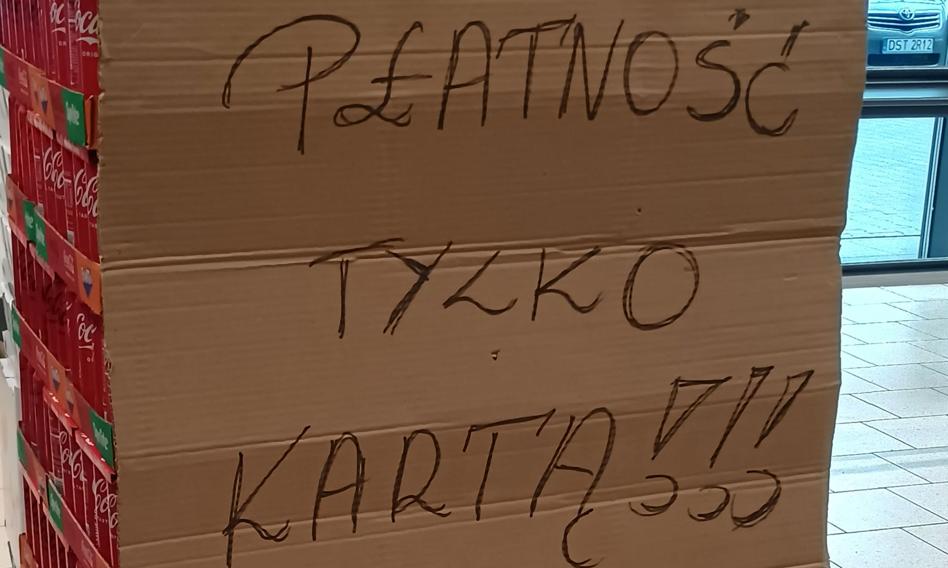 Kartą się nie zakrztusisz. Niespodziewany efekt bezgotówkowej rewolucji