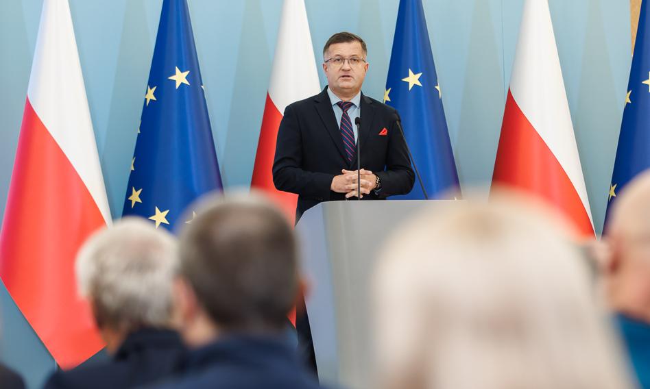 "Zdrada dyplomatyczna Antoniego Macierewicza". Generał Stróżyk pokazał raport komisji ds. badania wpływów rosyjskich