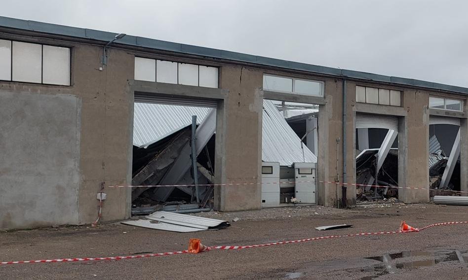 Katastrofa budowlana w Mławie. Zawalił się dach hali produkcyjnej