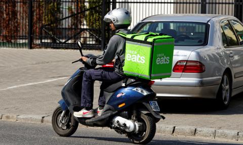 Skutery dostawców jedzenia zatruwają powietrze w miastach