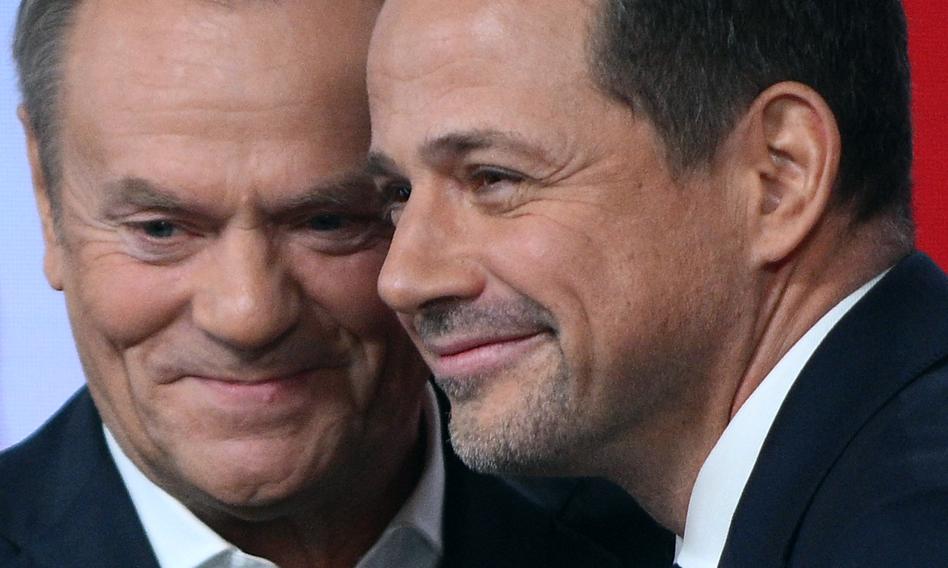 Trzaskowski za Tuska? Bezlitosny sondaż dla prezydenta Warszawy