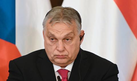 Orban z problemami. Opozycja wygrywa w sondażach, a jej lider z samym premierem