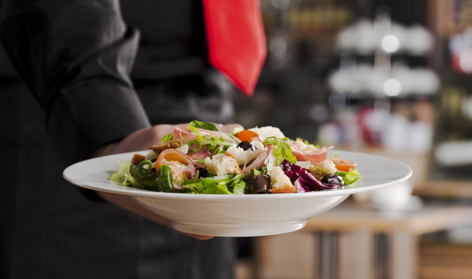 Stare mięso, wino z dyskontu i podsłuch - tak traktują nas w restauracjach
