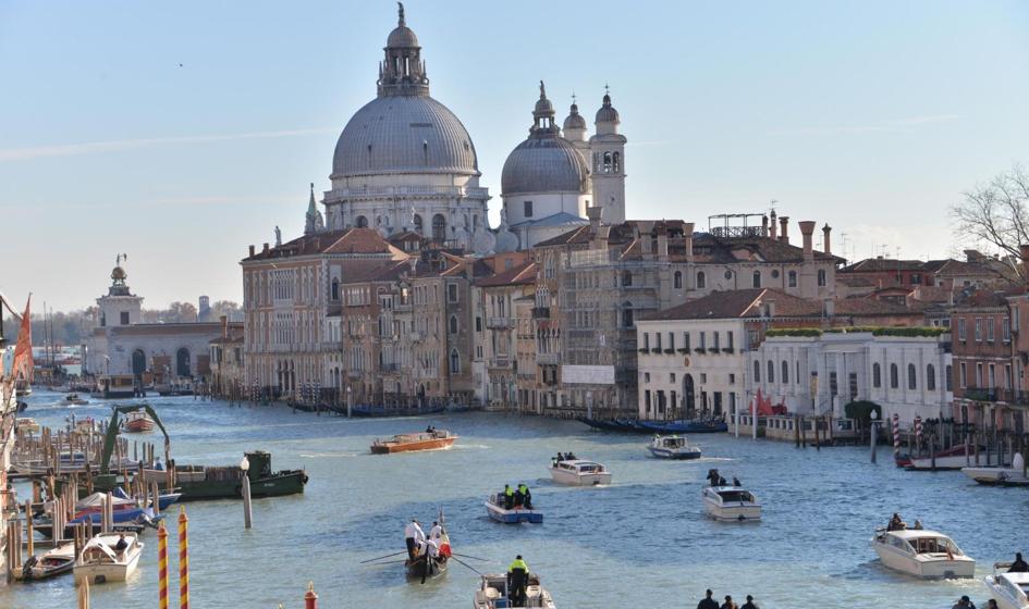 W Wenecji nowe przepisy zabraniają prowadzenia roweru obok siebie