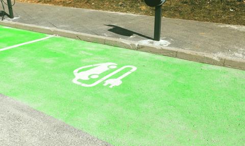 Ładowarki „elektryka” na osiedlowych parkingach. Nadchodzą nowe wymogi budowlane