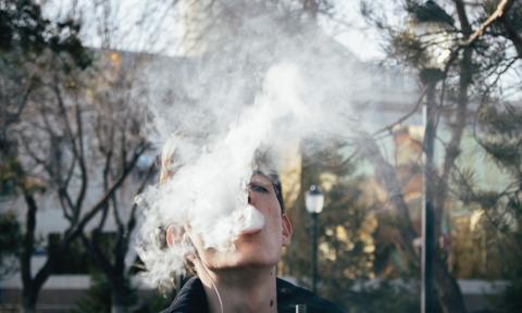 Zakaz sprzedaży jednorazowych e-papierosów. Resort podał możliwy termin