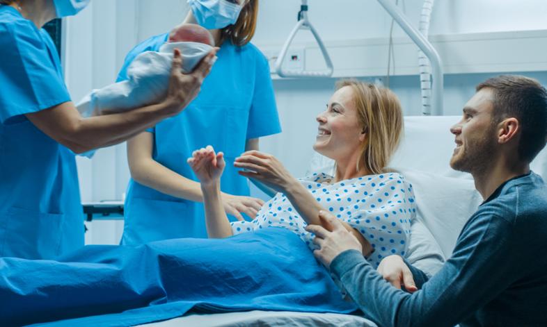 Pandemia znacznie ograniczyła możliwość rodzenia z osobą bliską. Raport