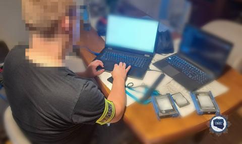 Hackował dla Rosjan rządowe strony. Policjanci zatrzymali... 18-latka