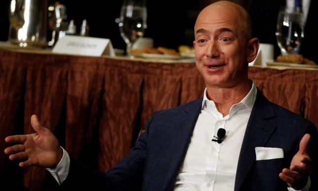 Jeff Bezos, jeden z najbogatszych ludzi świata. Wartość jego majątku zależy głównie od giełdowej wyceny Amazona