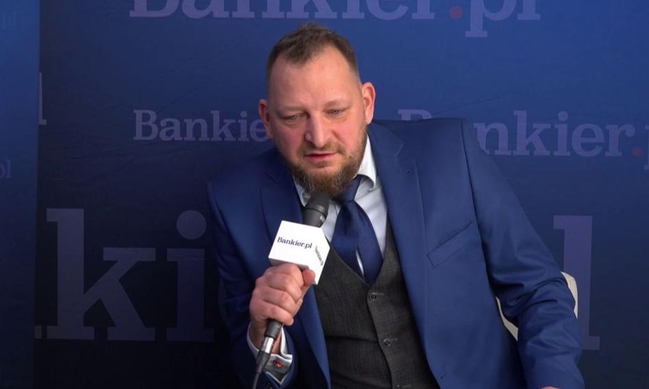 Jaka jest różnica między ETF-ami a zwykłymi funduszami inwestycyjnymi i jakie są ich zalety?