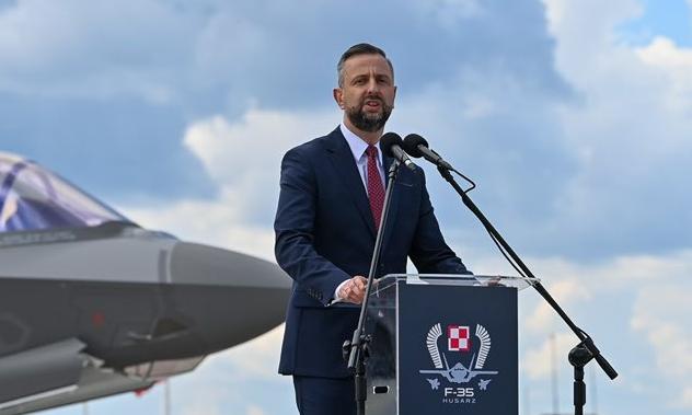 „Fake news jest jak amunicja artyleryjska”. Szef MON alarmuje o nowej taktyce Moskwy