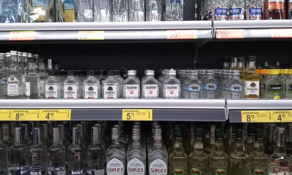 Było oburzenie, a potem nie stało się nic. Rok po aferze wokół alkotubek wciąż czekamy na zmiany