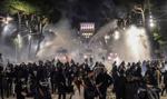 Gwałtowne protesty w stolicy Albanii. Szturm na budynki rządowe i starcia z policją