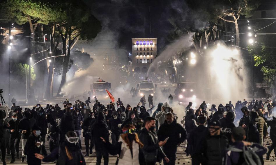 Gwałtowne protesty w stolicy Albanii. Szturm na budynki rządowe i starcia z policją