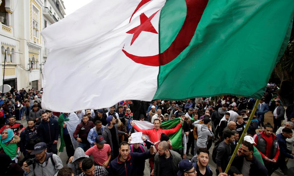 Algieria: kilkadziesiąt tysięcy protestujących domaga się reform
