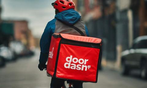 Duże przejęcie na rynku dostawców jedzenia. Uber Eats ma się czego bać?