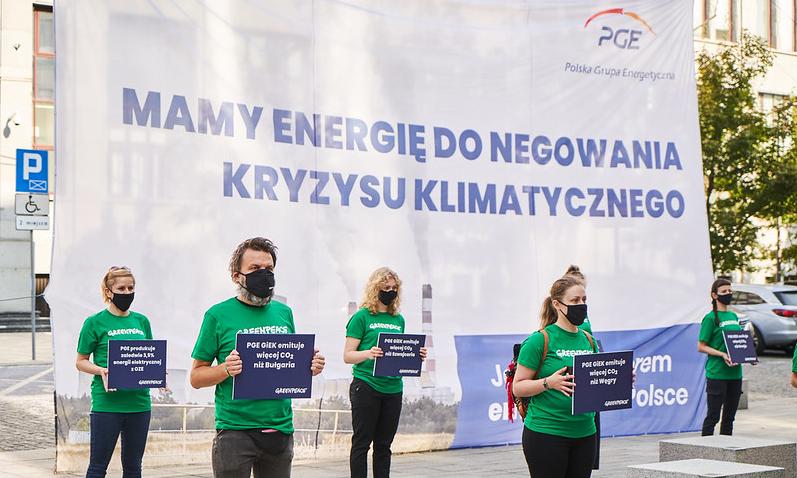 Aktywiści Greenpeace protestowali pod siedzibą PGE. "Prezes musi wziąć odpowiedzialność"