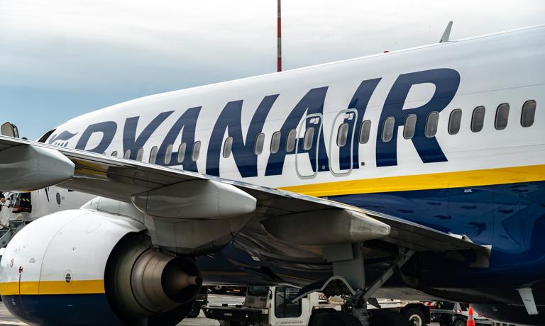 Ryanair žádá cestující, aby si za zakoupené letenky připlatili.  Přepravce převádí daň cestujícím