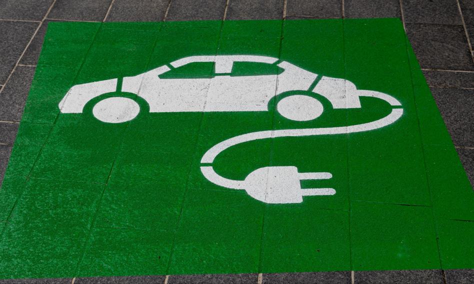 Popularność aut elektrycznych rośnie, jednak nie ochrona środowiska jest głównym powodem ich zakupu